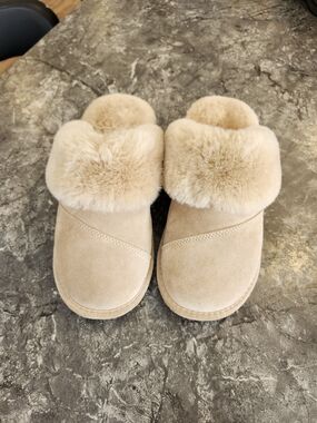 Womens Size 11 Cozy Shearling-Lined Women’s Slippers
